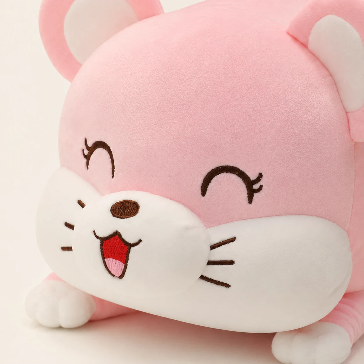 Gros plan sur le visage du coussin peluche rose