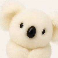 Gros plan sur le visage de la peluche koala blanche