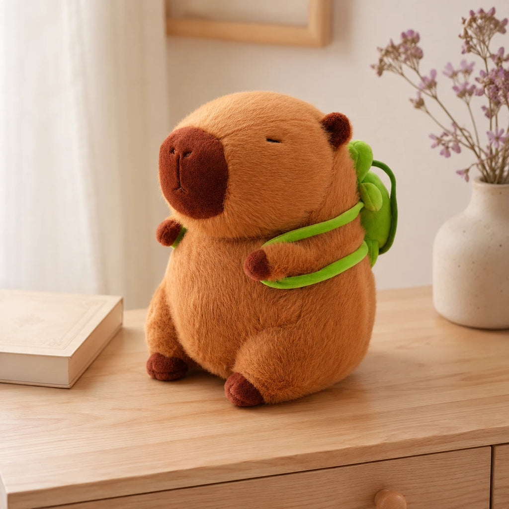 Peluche capybara en situation dans un intérieur cosy