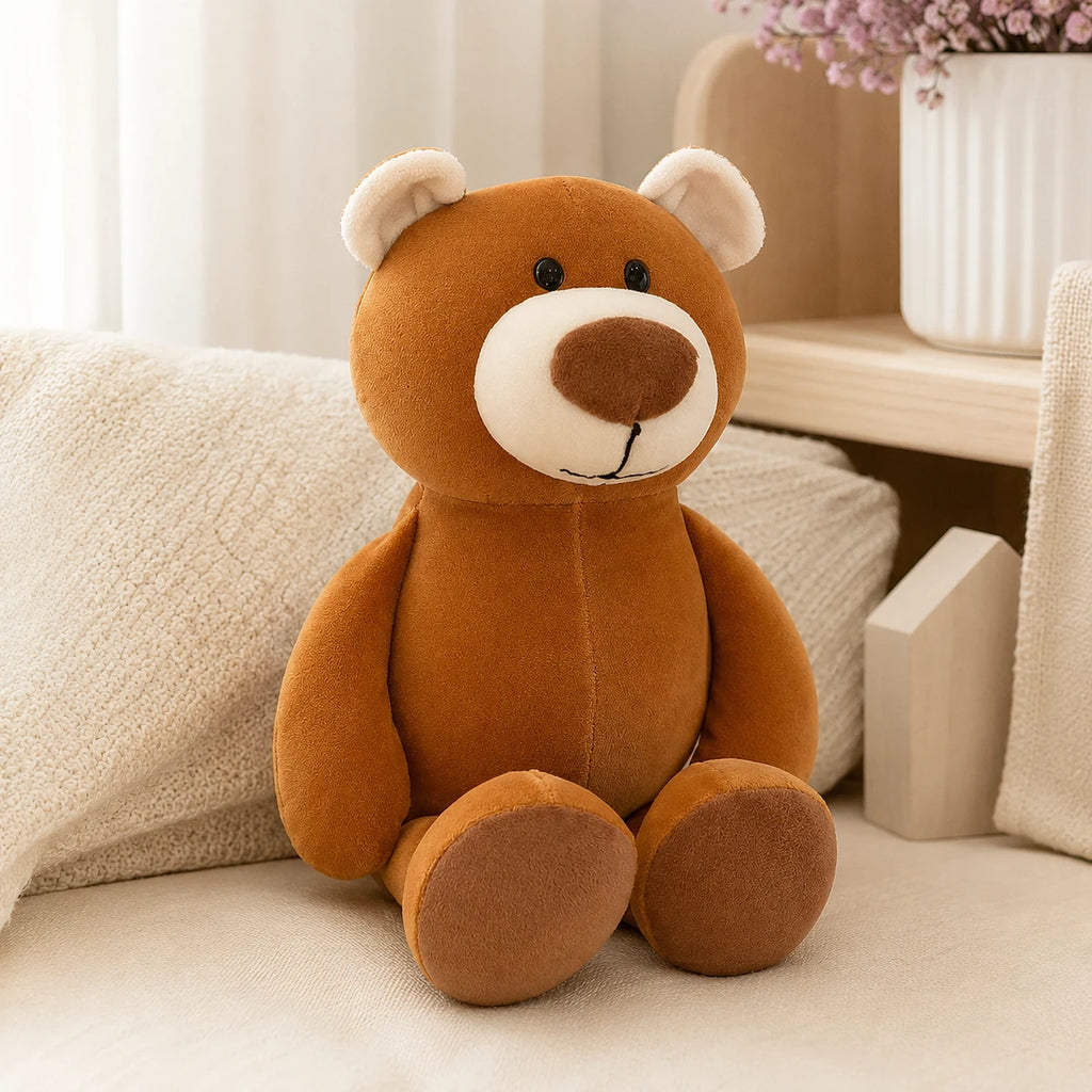 Peluche ours brun posée sur un canapé dans un intérieur cosy