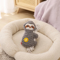 Jouet peluche paresseux pour chien dans un panier douillet