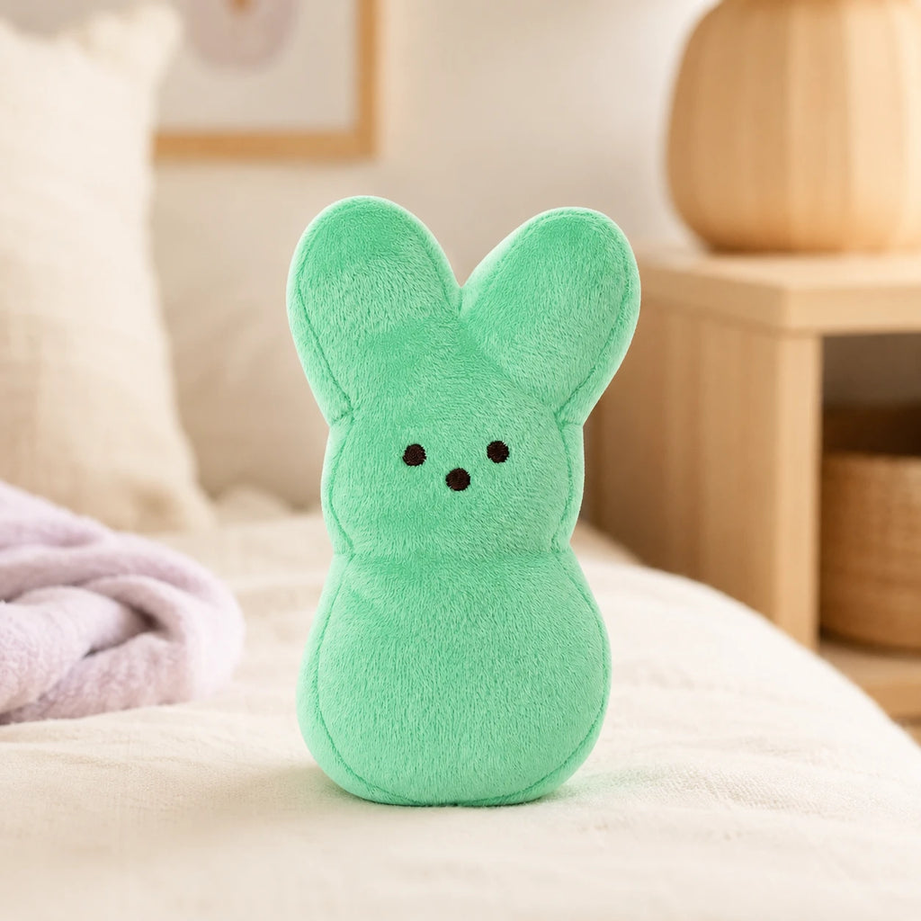 Peluche lapin peeps vert en situation sur un lit
