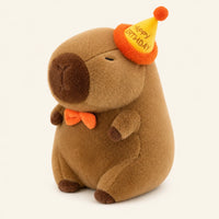 Peluche capybara avec chapeau d'anniversaire, vue de face, environ 30 cm, fond ivoire
