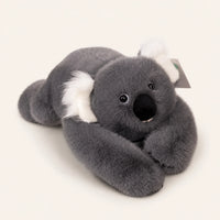 Peluche koala grise allongée, vue de face, fond ivoire