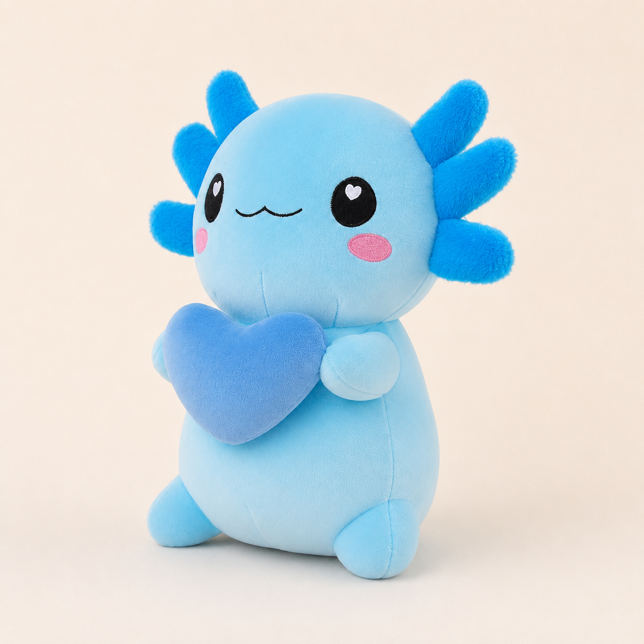 Peluche axolotl bleu, autre angle, fond ivoire