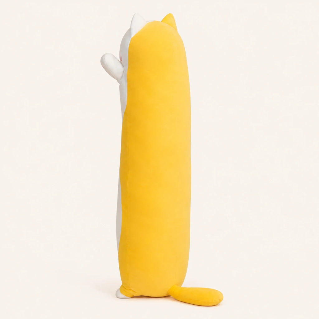 Coussin long peluche chat jaune vu de profil sur fond ivoire