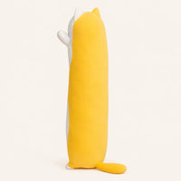 Coussin long peluche chat jaune vu de profil sur fond ivoire