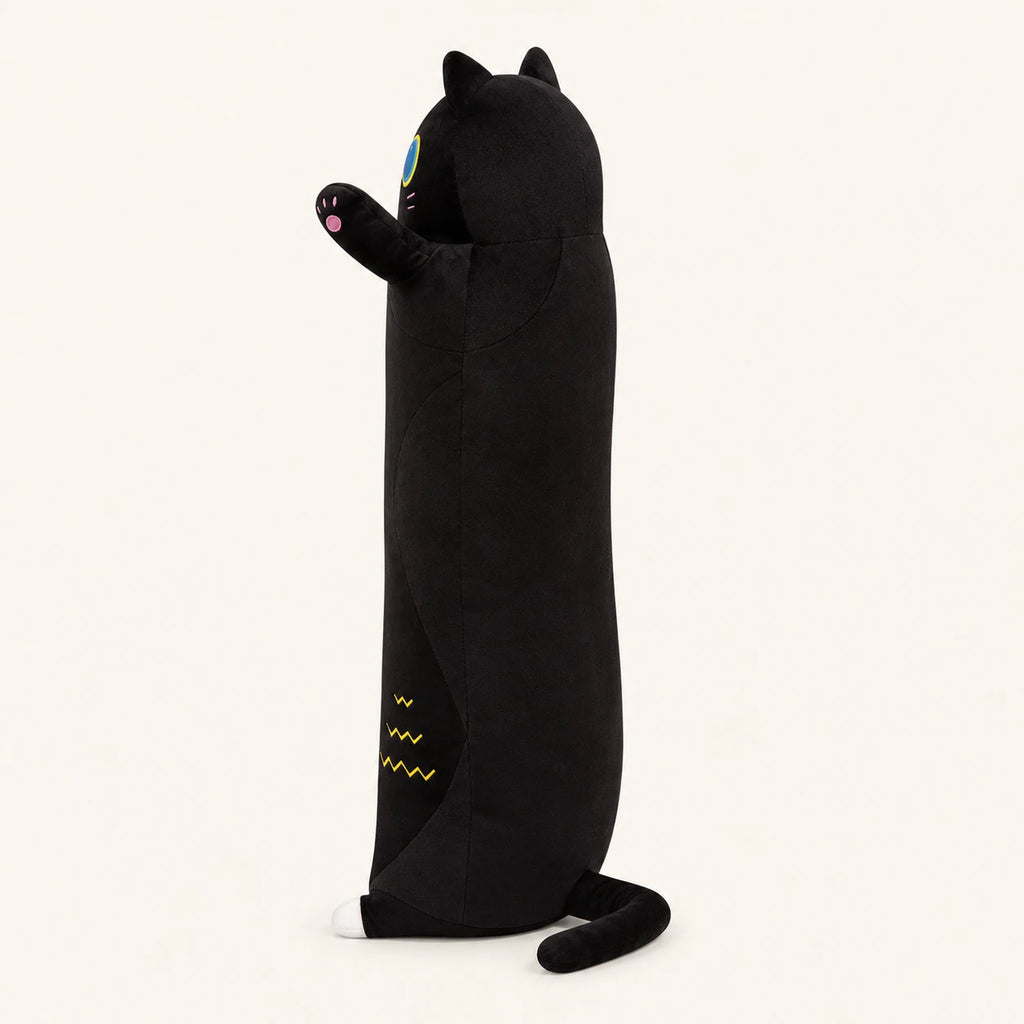 Coussin peluche chat noir vu de profil sur fond ivoire