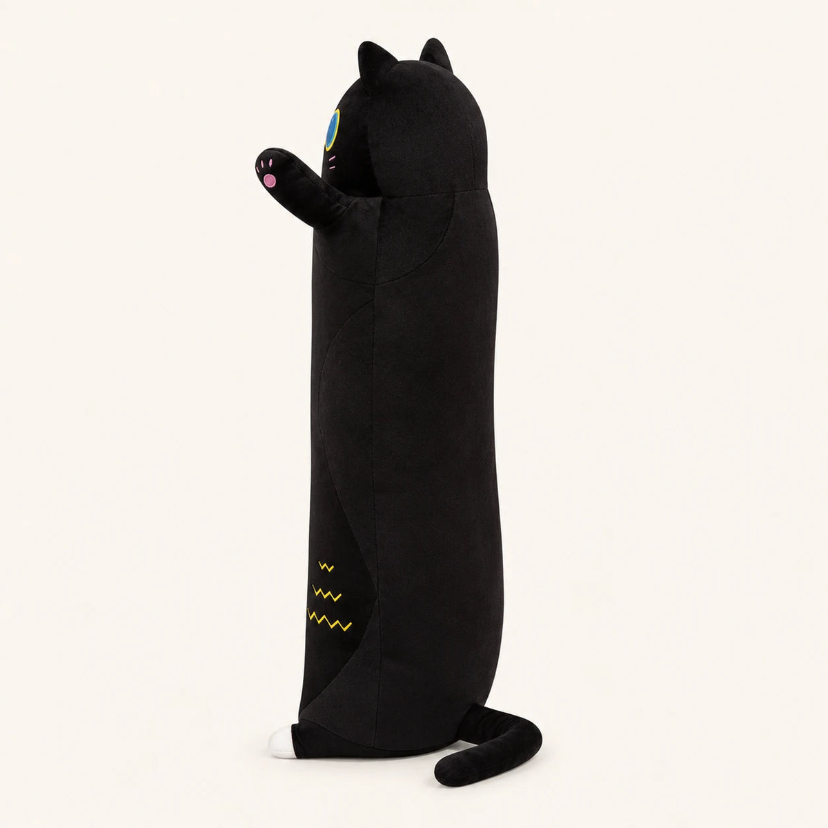 Coussin peluche chat noir vu de profil sur fond ivoire