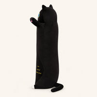 Coussin peluche chat noir vu de profil sur fond ivoire