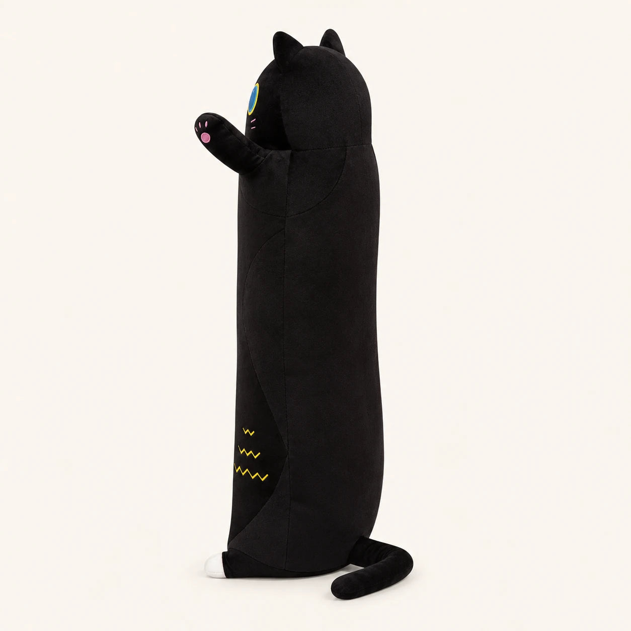 Coussin peluche chat noir vu de profil sur fond ivoire
