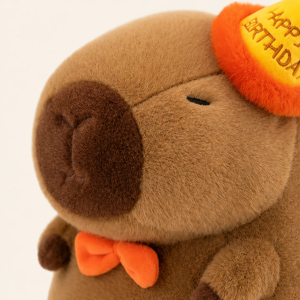 Peluche capybara, gros plan sur le visage et le chapeau