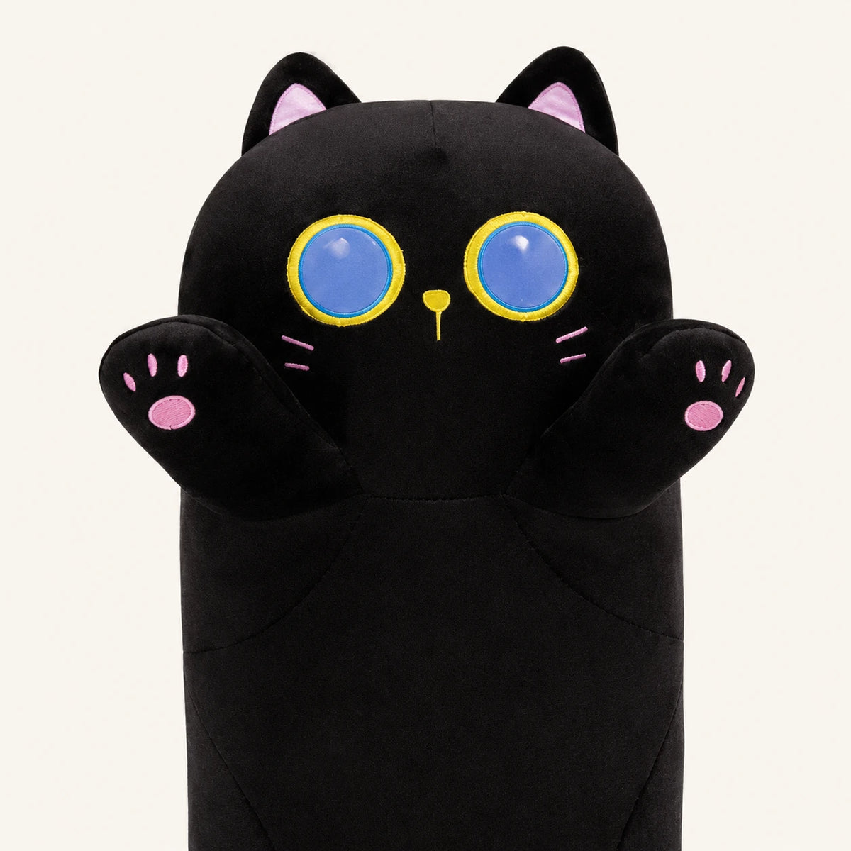 Gros plan sur le visage et les grands yeux du coussin chat noir