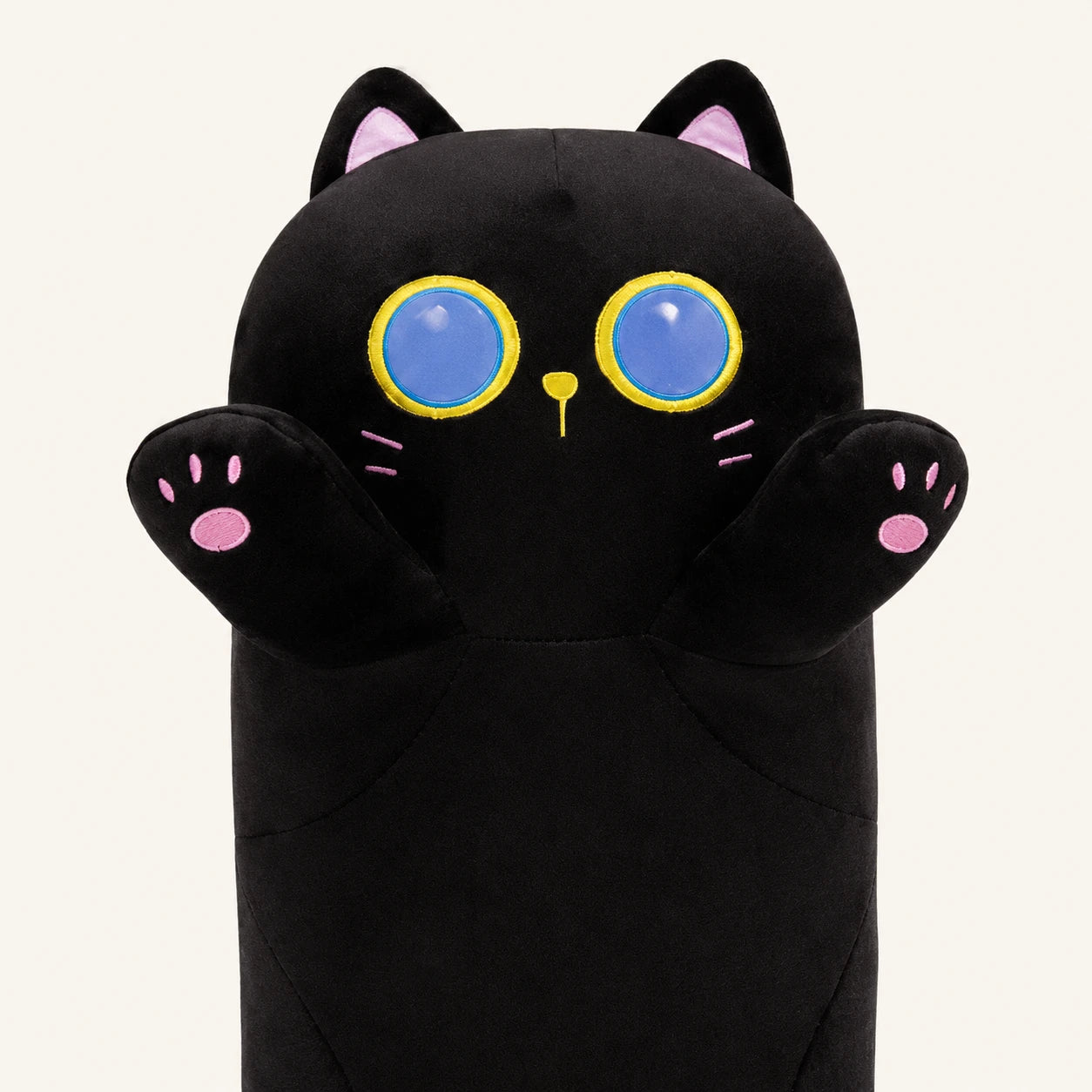 Gros plan sur le visage et les grands yeux du coussin chat noir