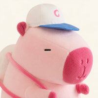 Peluche capybara rose, gros plan sur le visage et la casquette