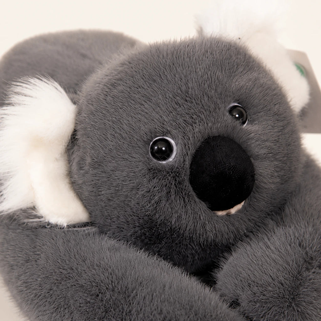Gros plan sur le visage de la peluche koala grise