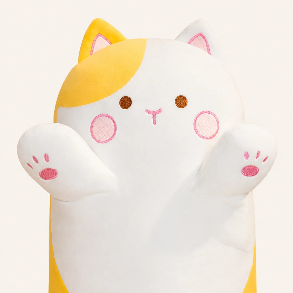 Gros plan sur le visage brode du coussin peluche chat jaune