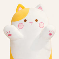 Gros plan sur le visage brode du coussin peluche chat jaune