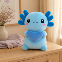 Peluche axolotl bleu en situation sur une commode