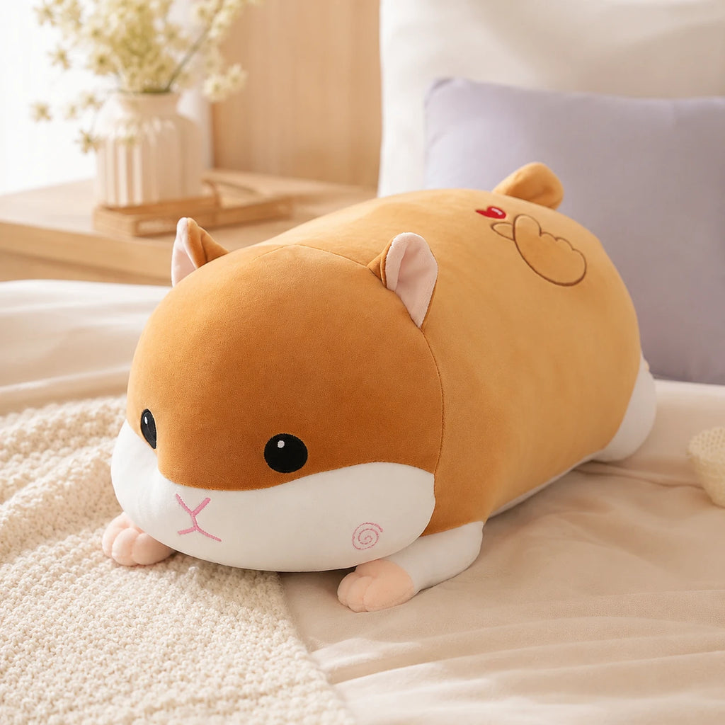 Peluche hamster douillet en situation sur un lit