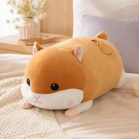 Peluche hamster douillet en situation sur un lit