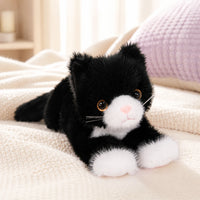 Peluche chat réaliste noir et blanc - mise en situation