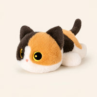 Peluche chaton tricolore réaliste allongé, fond ivoire