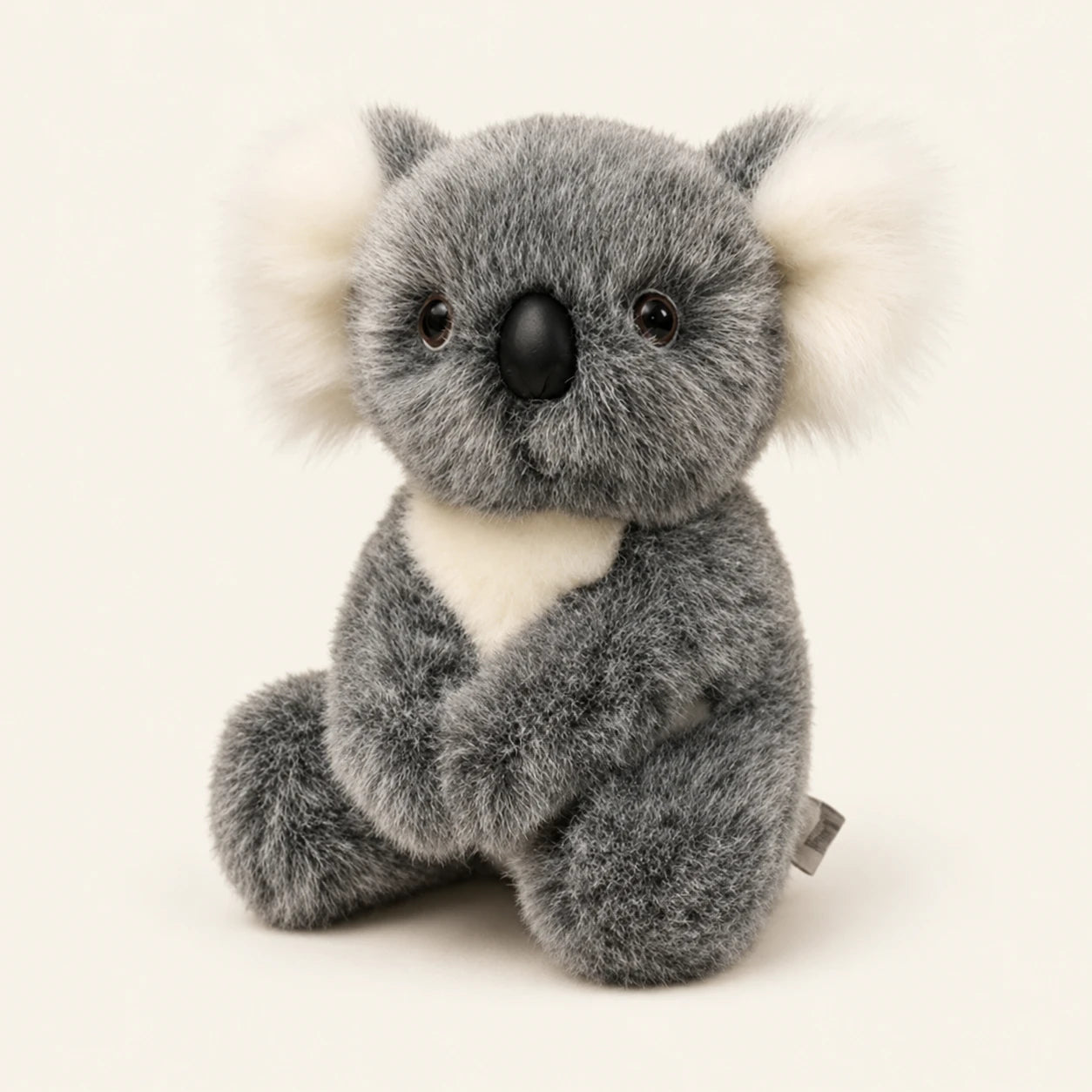 Peluche koala grise assise, vue principale sur fond ivoire