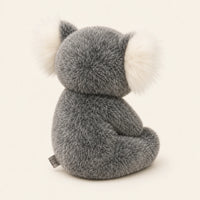 Peluche koala grise vue de dos sur fond ivoire