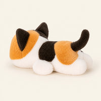 Peluche chaton tricolore vue de côté, fond ivoire