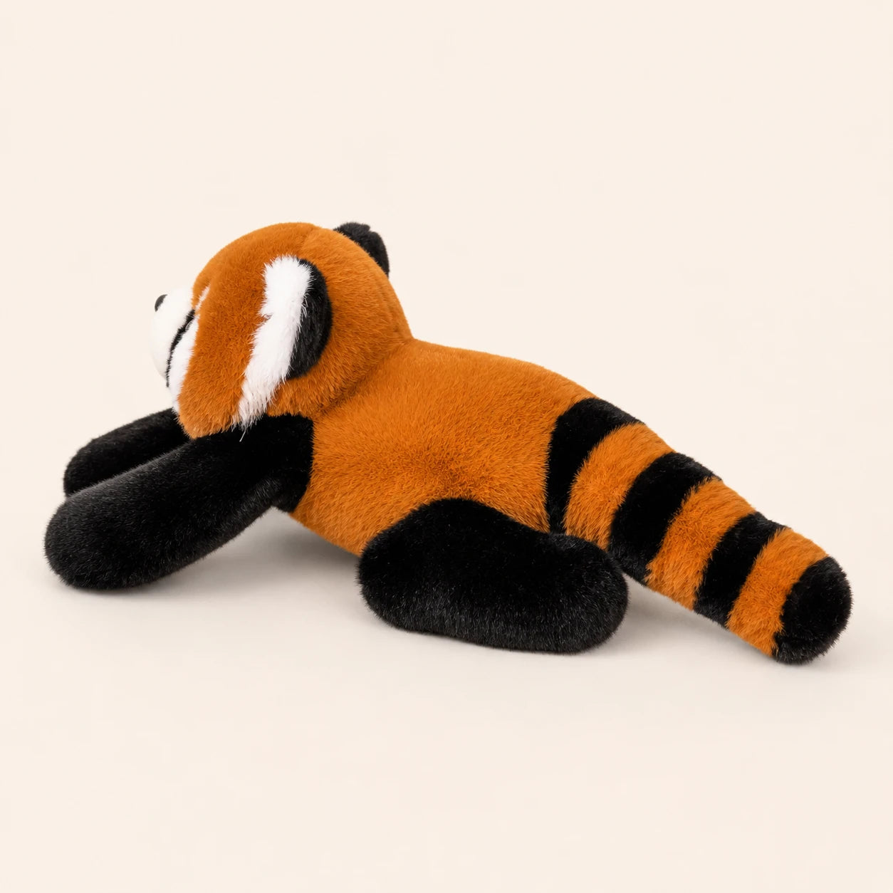 Peluche panda roux, vue de côté, fond ivoire