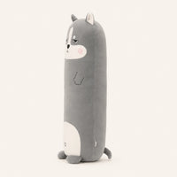 Coussin long peluche husky vu de trois-quarts sur fond ivoire