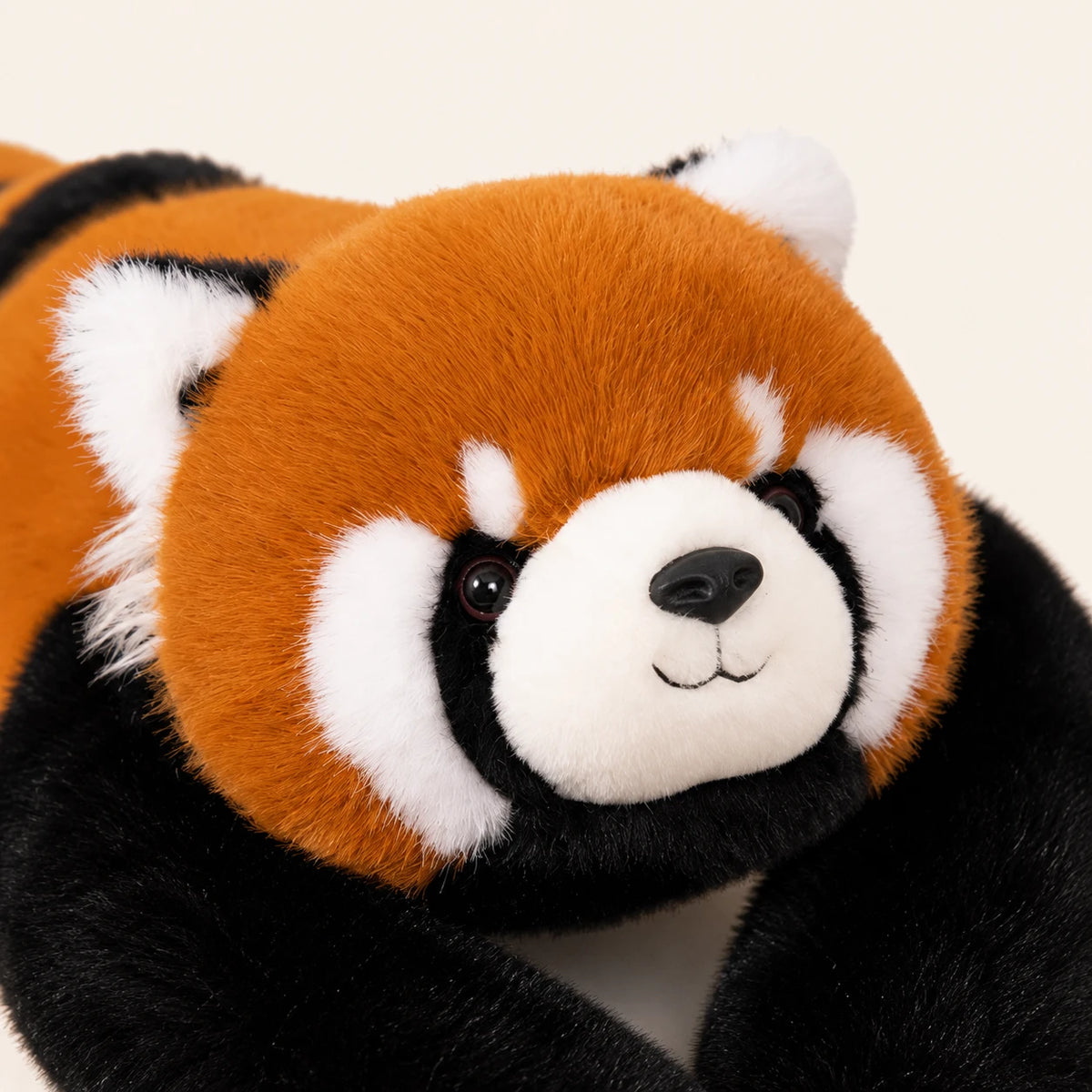 Gros plan sur le visage de la peluche panda roux