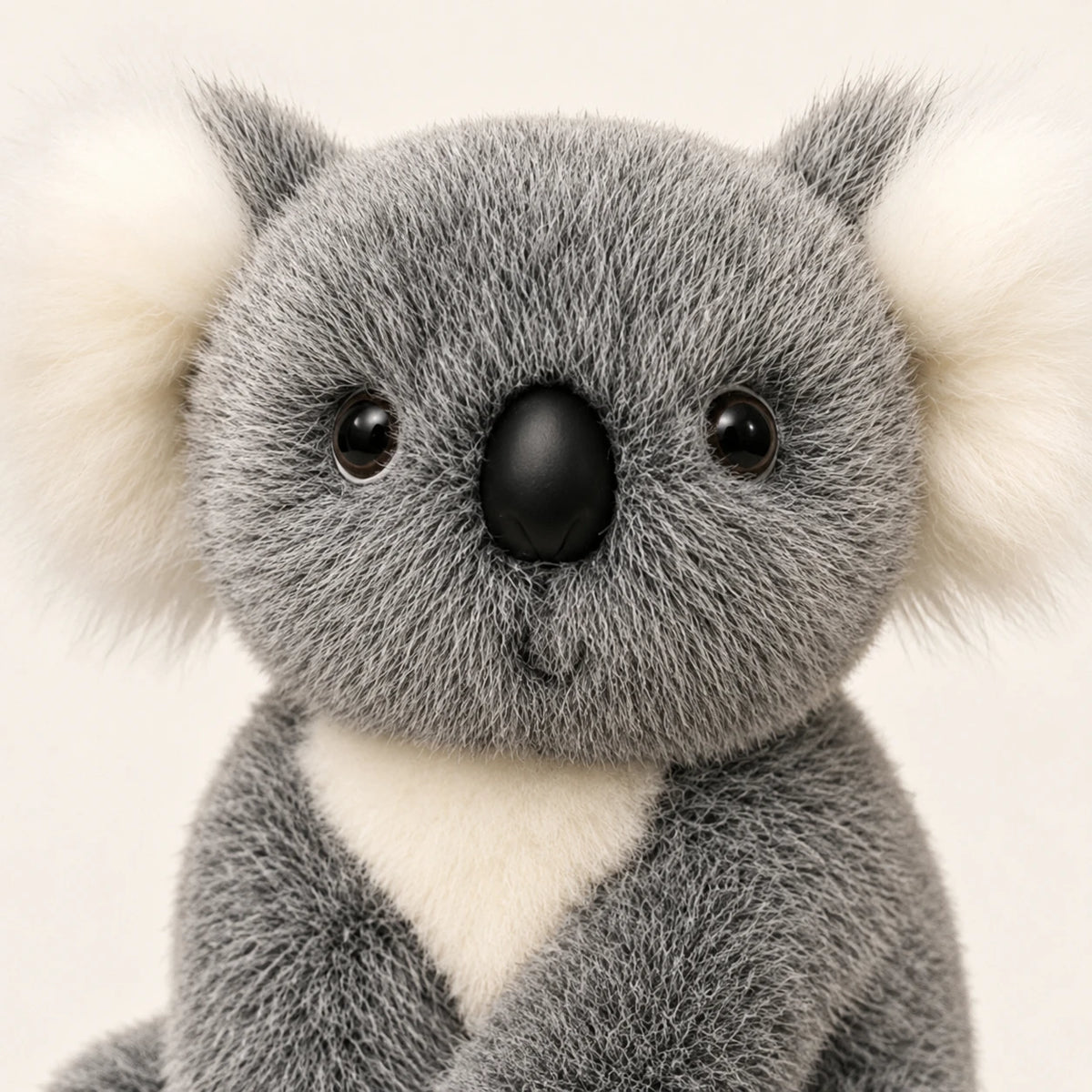Gros plan sur le visage de la peluche koala grise