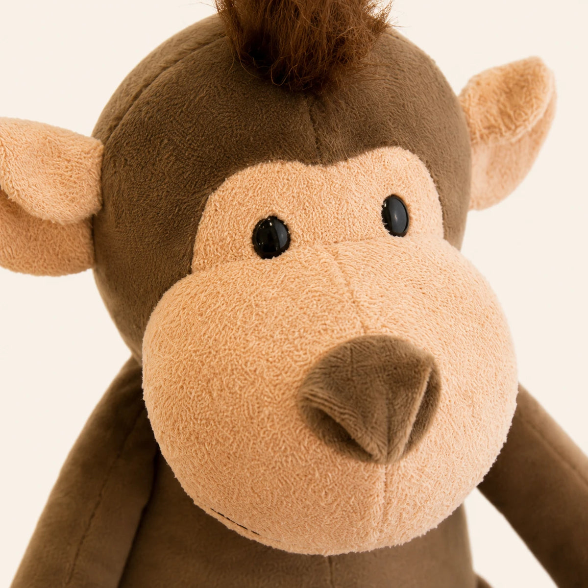 Gros plan du visage de la peluche singe brun