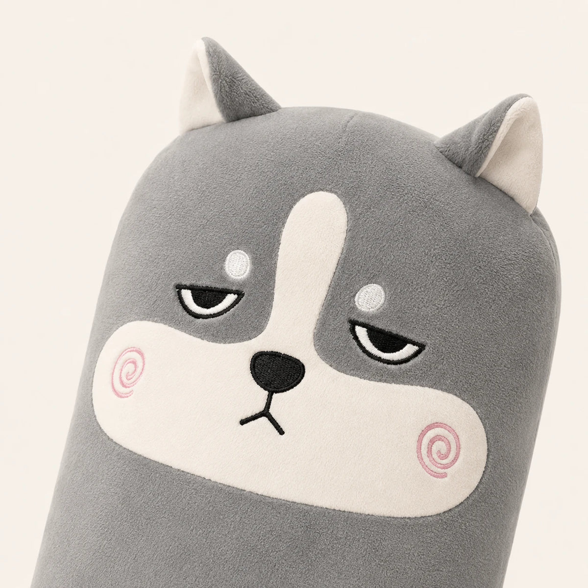 Gros plan sur le visage brode du coussin peluche husky
