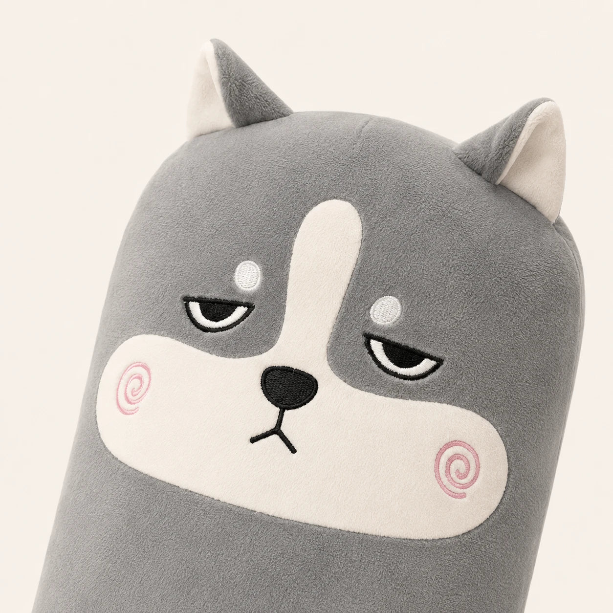 Gros plan sur le visage brode du coussin peluche husky