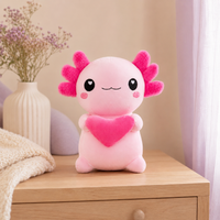 Peluche axolotl rose en situation sur une commode