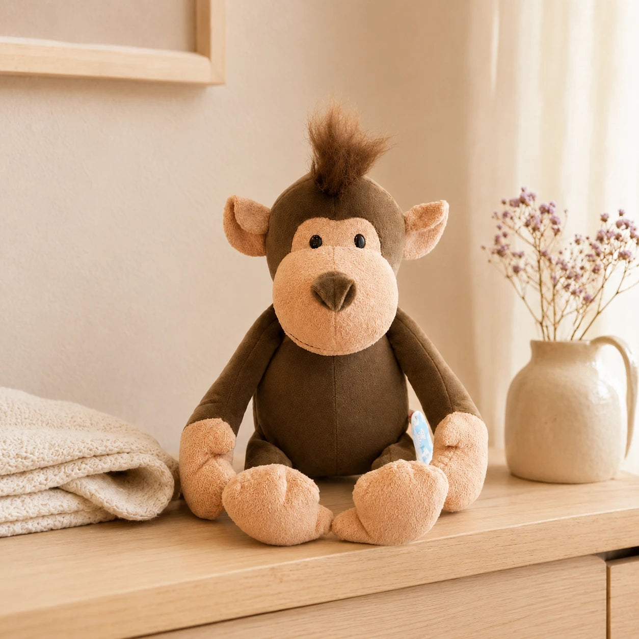 Peluche singe brun posée sur une commode dans une chambre douce