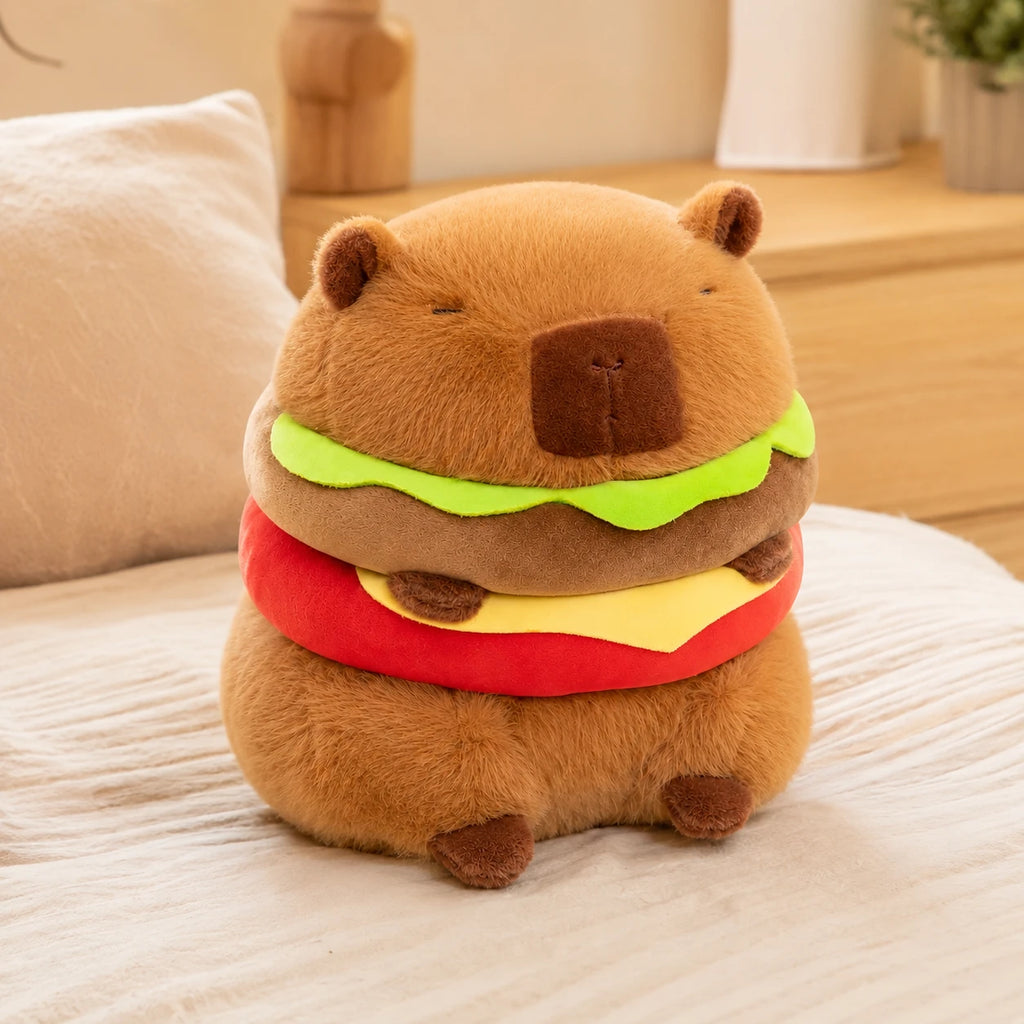 Peluche capybara hamburger en situation dans un intérieur cosy