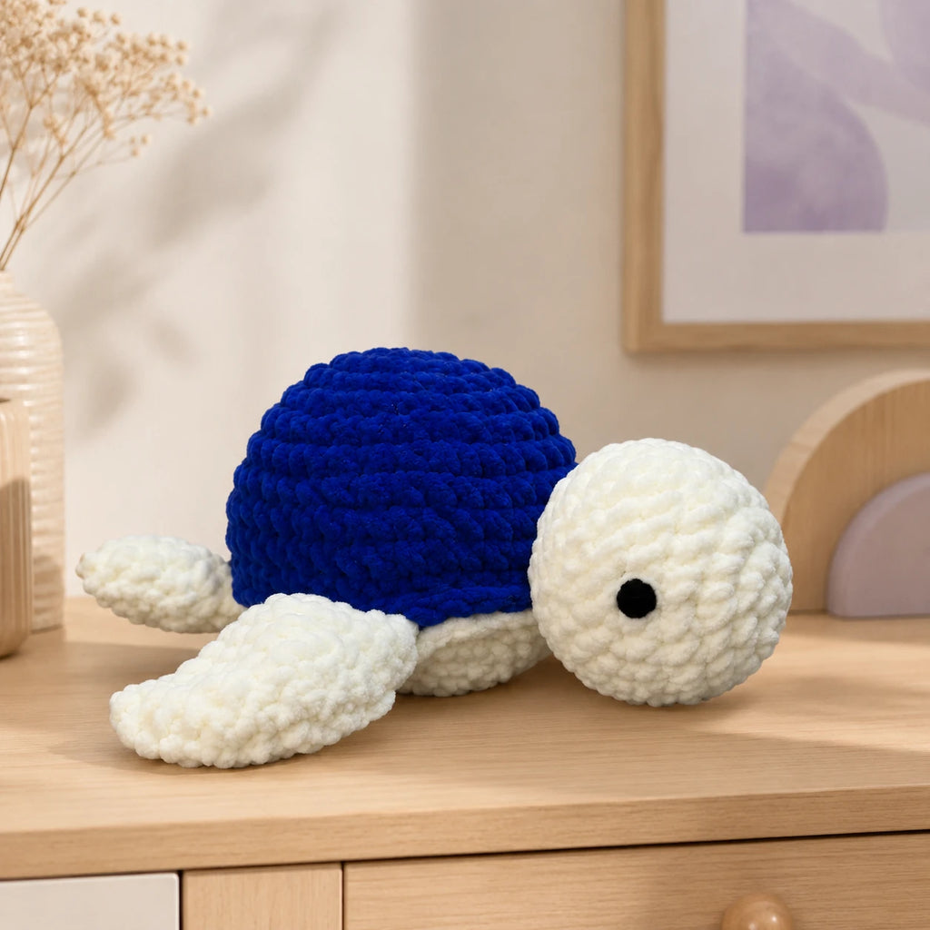 Tortue de mer au crochet en situation sur une commode