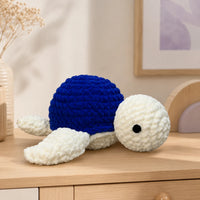 Tortue de mer au crochet en situation sur une commode
