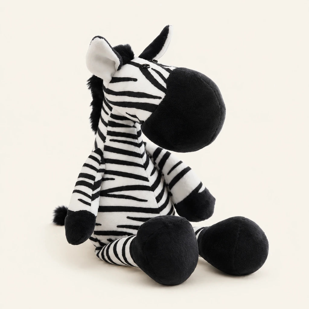 Peluche zèbre réaliste assise, fond beige ivoire