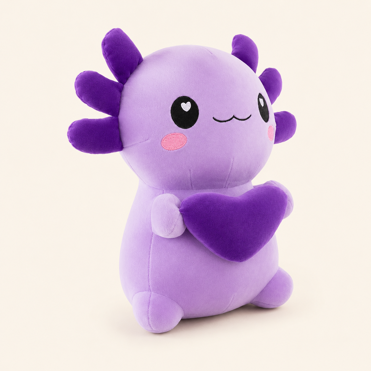 Peluche axolotl violet, autre angle, fond ivoire