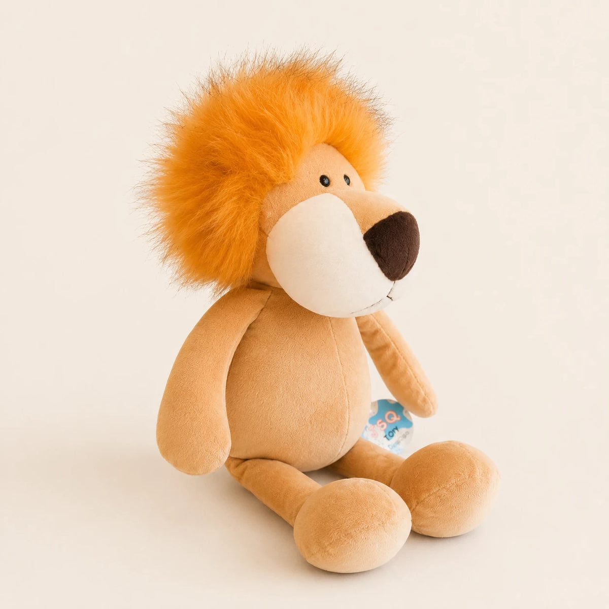 Peluche lion vue de trois-quarts, fond ivoire