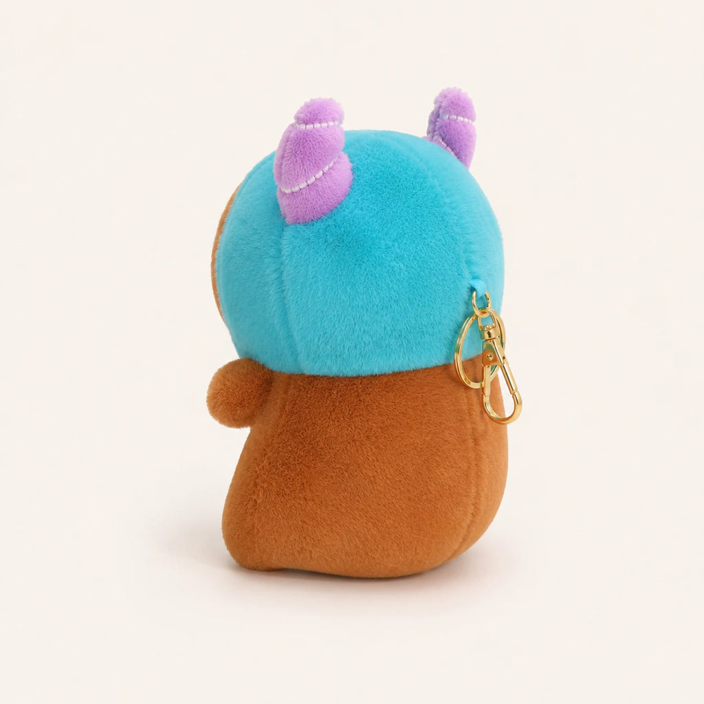Peluche capybara au bonnet bleu vue de profil