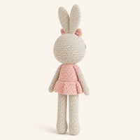 Poupée lapin au crochet vue de trois-quarts sur fond ivoire