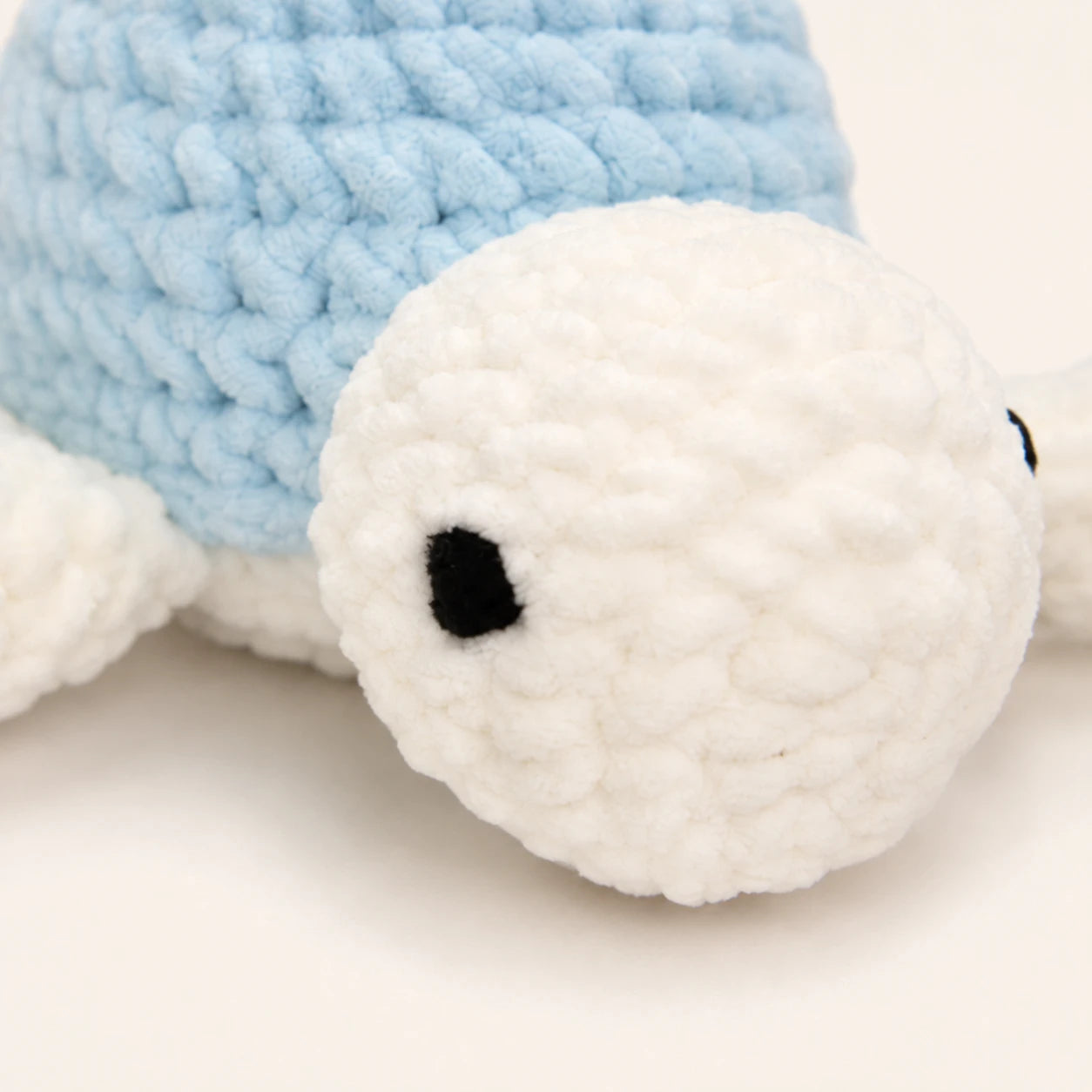 Peluche tortue au crochet bleue, gros plan sur la maille