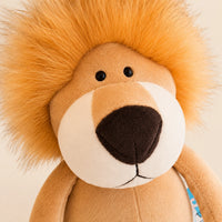 Gros plan du visage de la peluche lion, crière