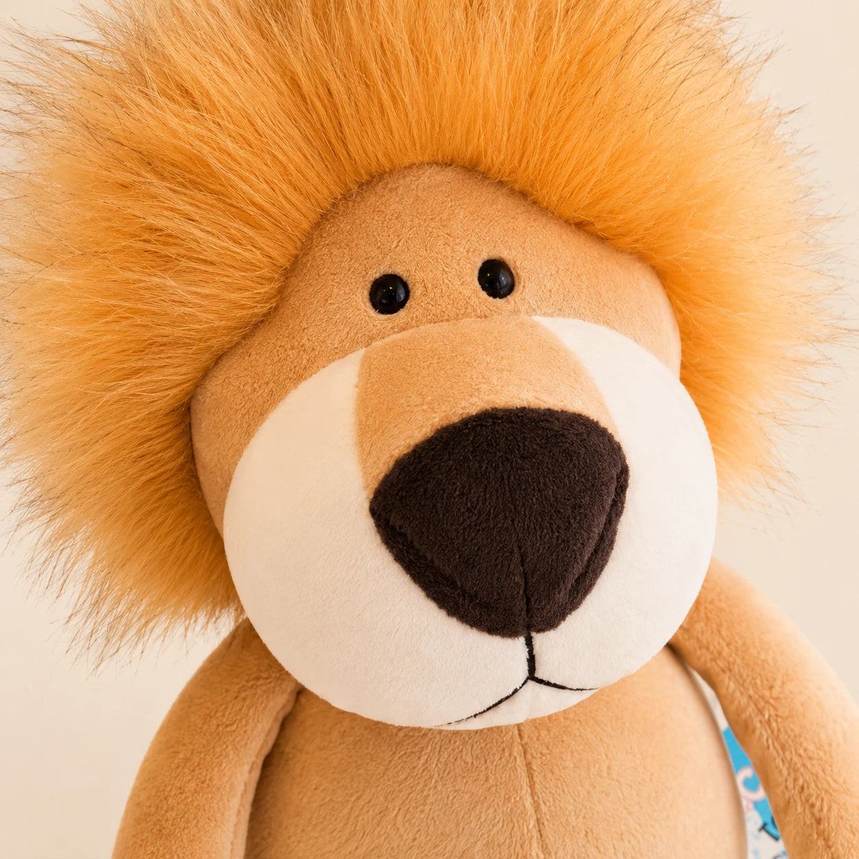 Gros plan du visage de la peluche lion, crière